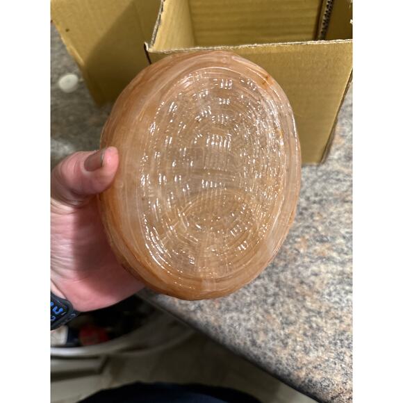 Amber swirl hen on nest - Picture 4 of 4